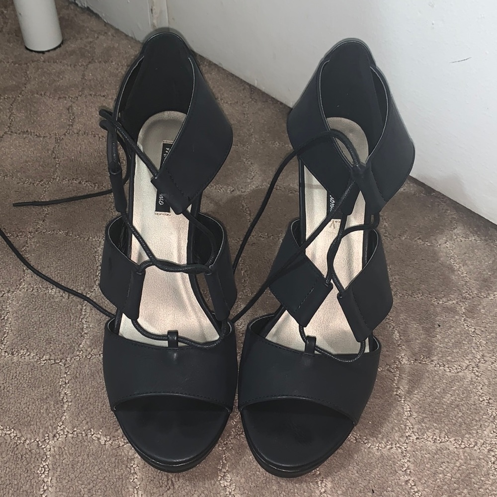 Black wedges